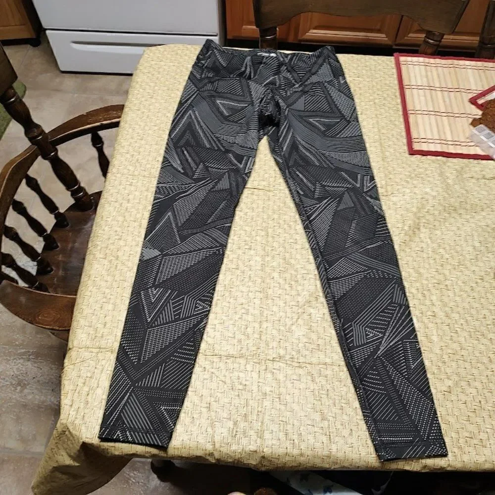 Old Navy Active Black White Designed Leggings Size Women's M